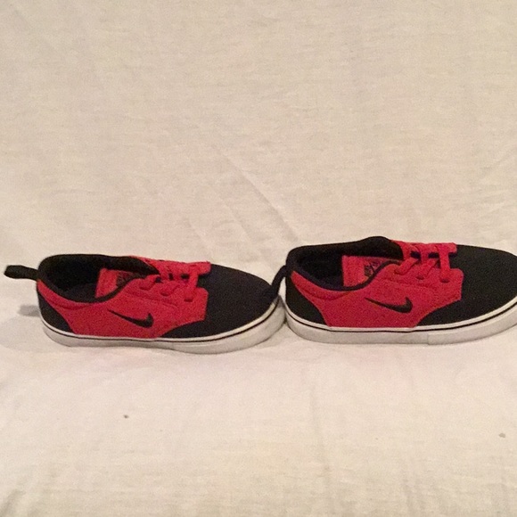 R) Boys brand new lace up sneakers - Picture 4 of 5